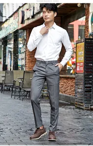 Nahaufnahme brauner Herren-Brogue-Freizeitschuhe mit dicker weißer Sohle im Street-Look.
