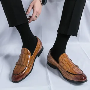 Mocasines de hombre con doble hebilla y patrón de cocodrillo marrón para negocios