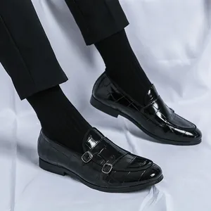 Mocasines de doble hebilla para hombre en negro con patrón de cocodrilo y brillo