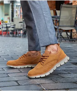 Braune Herren-Freizeitschuhe aus Wildleder mit einer dicken und bequemen Sportsohle
