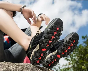 Vue détaillée de chaussures de randonnée en maille respirante pour hommes avec semelles robustes.