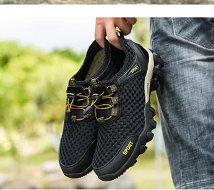 Gros plan de chaussures de plein air en maille noire respirante avec logo sport de mode.