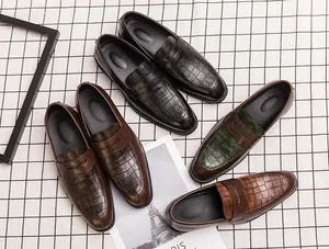 Vue détaillée des mocassins en cuir pour hommes avec texture crocodile de qualité.