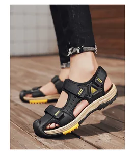 Primer plano de sandalias de exterior para hombre en madera