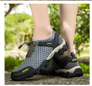 Gros plan de chaussures de randonnée en maille respirante pour hommes