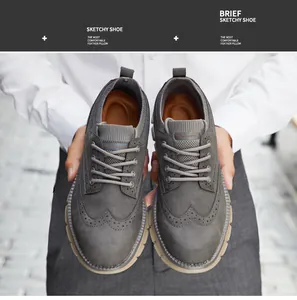 Nahaufnahme grauer Herren-Freizeitschuhe für draußen mit modischem Brogue-Lochmuster