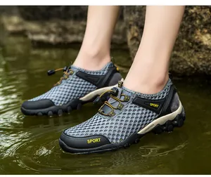 Gros plan sur les chaussures de randonnée en maille pour hommes pour activités nautiques