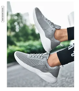 Detailopname van grijze lichtgewicht ademende mesh sneakers met witte zool voor de zomer