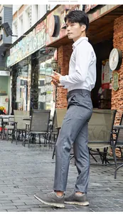 Graue Herren Freizeitschuhe mit dicker Sohle in einer Outdoor Straßenumgebung