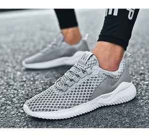 Close-up van grijze ademende mesh hardloopschoenen voor heren met FASHION-detail