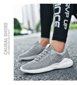 Detailopname van grijze ademende mesh hardloopschoenen voor heren met witte zool