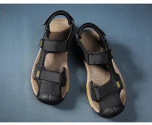 Primer plano de sandalias de senderismo para hombre con puntera cerrada y correas