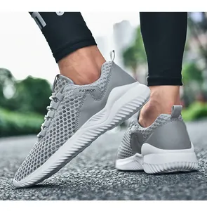 Close-up van ademende grijze mesh sportschoenen voor heren met een opengewerkt ontwerp