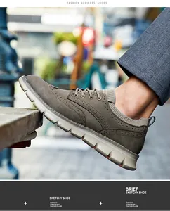 Detailansicht grauer Herren-Freizeitschuh mit dicker Sohle und Brogue-Mustern