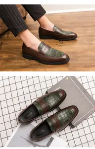 Detailweergave van bruine herenloafers met een groen paneel met krokodillenpatroon