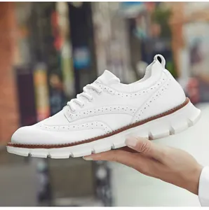 Weißer Herren Freizeit-Wanderschuh mit dicker Sohle und Brogue-Flügelspitzen-Design