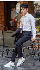 Weiße Herren-Brogue-Sportschuhe mit dicker Sohle, getragen von einem Model im Freien.