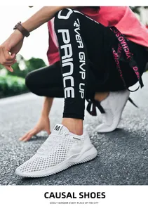 Close-up van witte ademende mesh hardloopschoenen voor heren in een stedelijke setting