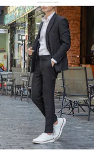 Weiße Plateau-Sneaker für Herren, getragen von einem Modell in urbaner Umgebung.