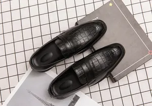 Vue de dessus de mocassins en cuir noir avec une texture luxueuse en peau de crocodile