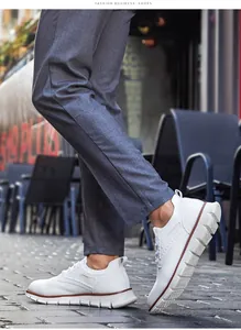 Seitenansicht stilvoller weißer Herren-Freizeitschuhe mit dicken Sohlen im Freien