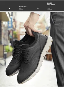 Detailansicht der schwarzen Herren-Freizeitschuhe mit Brogue-Details und dicker weißer Sohle