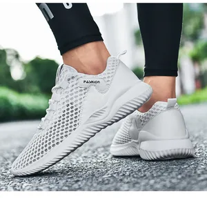 Detailopname van witte ademende mesh sportschoenen voor heren in een buitenomgeving