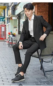 Stilvolle schwarze Herren-Freizeitschuhe mit dicker Sohle, getragen vom Model im Anzug