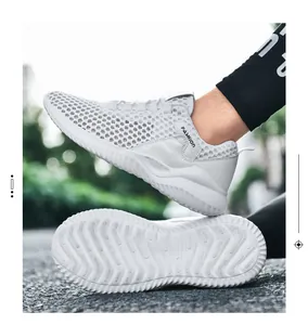 Detailopname van witte ademende herenloopschoen van mesh met antislipzool en bovenwerk