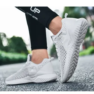 Gedetailleerd zicht op witte ademende mesh sneakers voor heren met dikke slipvaste zolen