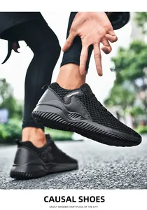 Detailopname van zwarte ademende mesh heren sneakers met opengewerkte textuur
