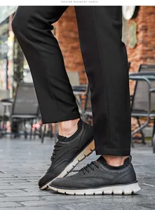 Herrenschuhe im Brogue-Stil mit dicker Sohle und schwarzem Lederlook in der Seitenansicht.