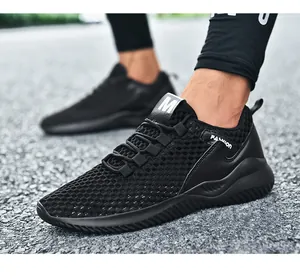 Detailopname van ademende zwarte mesh hardloopschoenen voor heren in de zomersport.