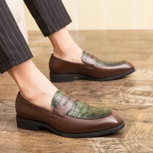 Mocassins élégants en cuir marron pour hommes avec texture crocodile verte au sol