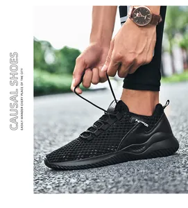 Close-up van ademende zwarte mesh hardloopschoenen voor heren die buiten worden gestrikt.
