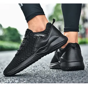 Close-up van zwarte ademende mesh hardloopschoenen met een hol ontwerp op straat