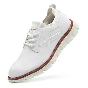 Detailansicht der weißen Herren-Sneaker mit dicker Sohle und elastischem Strickkragen