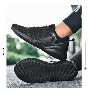 Gedetailleerd beeld van zwarte ademende mesh sneakers voor heren met een antislipzool