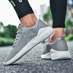 Professionele grijze ademende mesh hardloopschoenen voor heren met lichte witte zool