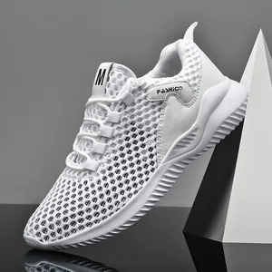 Witte ademende mesh hardloopschoenen voor heren met dikke gekartelde zool
