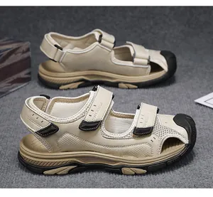 Vue détaillée des sandales de randonnée respirantes pour hommes avec sangles velcro