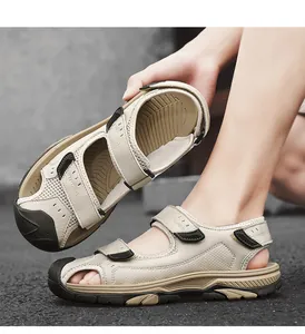 Gros plan de sandales d'extérieur respirantes pour hommes avec sangles velcro réglables
