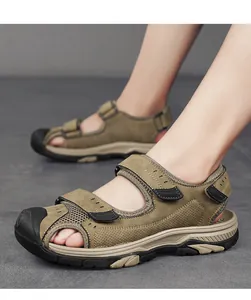 Vue détaillée latérale de sandales d'extérieur respirantes kaki pour hommes avec velcro