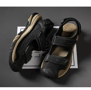 Vue détaillée des sandales de randonnée respirantes pour hommes avec sangles velcro.