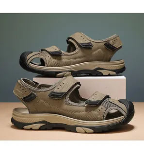Vue détaillée des sandales de plein air kaki pour hommes avec maille respirante.