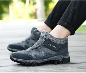 Vue détaillée de bottes d'hiver pour hommes avec doublure en polaire grise et daim bleu