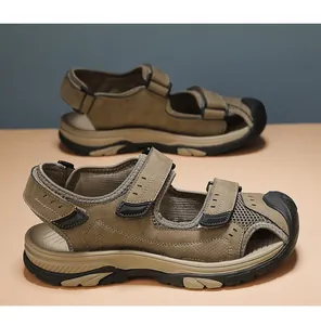 Détail des sandales de randonnée marron pour hommes avec maille respirante et velcro.