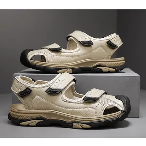 Vue latérale de sandales d'extérieur beiges pour hommes avec velcro et semelle robuste