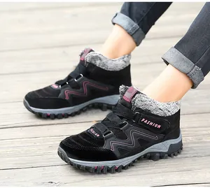 Détail des bottes de neige d'hiver noires avec doublure en fourrure sur un pont