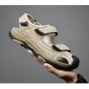 Vue détaillée de sandales de plein air respirantes pour hommes avec sangles velcro.